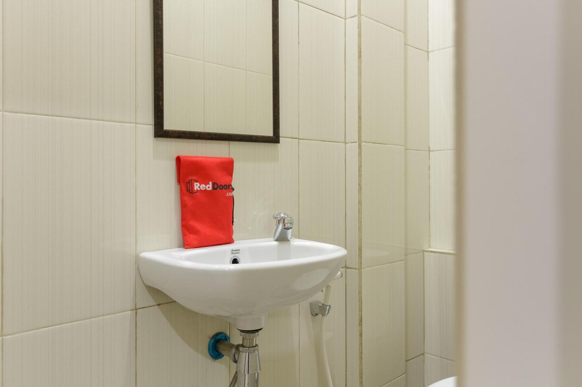 Reddoorz Near Puri Indah Mall 자카르타 외부 사진