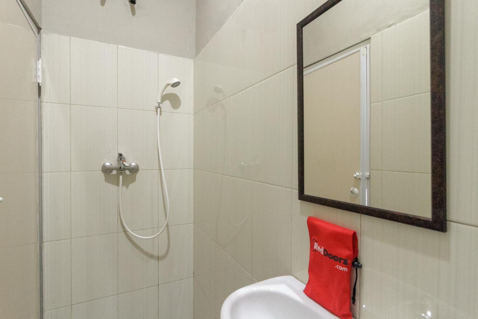 Reddoorz Near Puri Indah Mall 자카르타 외부 사진