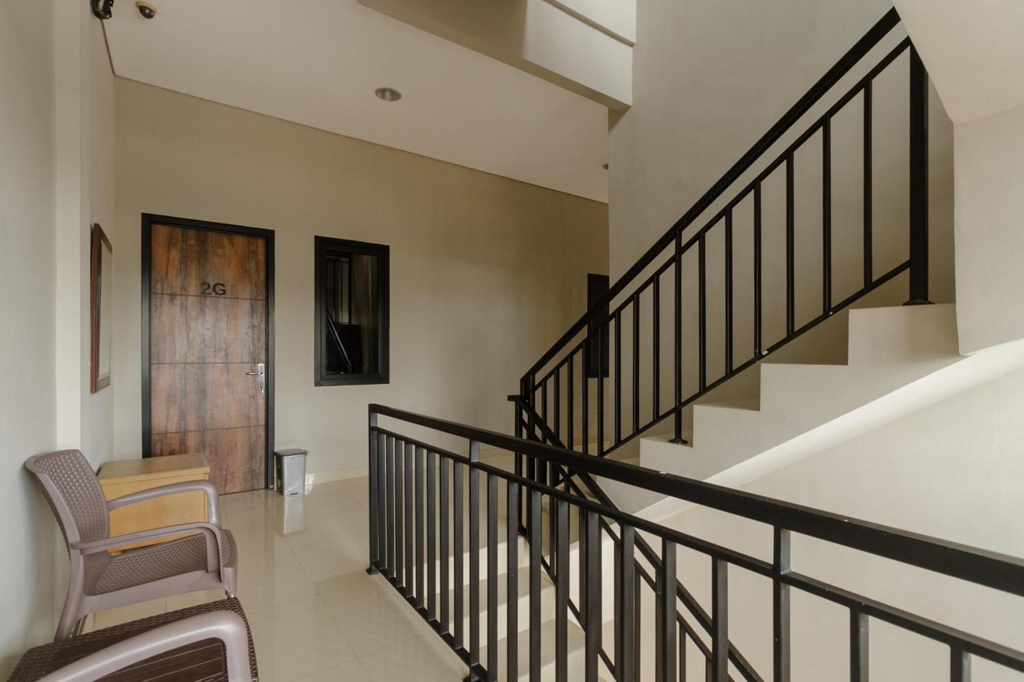 Reddoorz Near Puri Indah Mall 자카르타 외부 사진